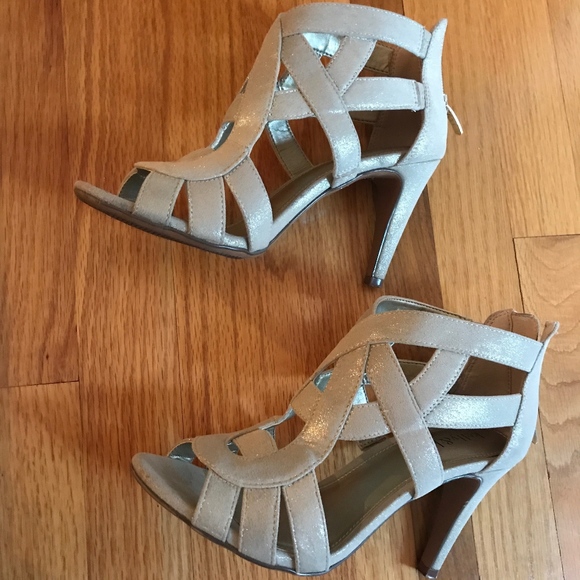 Kelly & Katie Nude Colored Heels, Size 6.5 - Picture 2 of 5